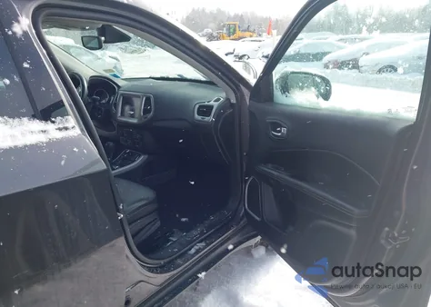 2018 Jeep Compass Latitude 4X4 z USA, uszkodzony, nr VIN 3C4NJDBB8JT362011